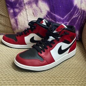 Air Jordan 1 Mid “Chicago Black Toe”